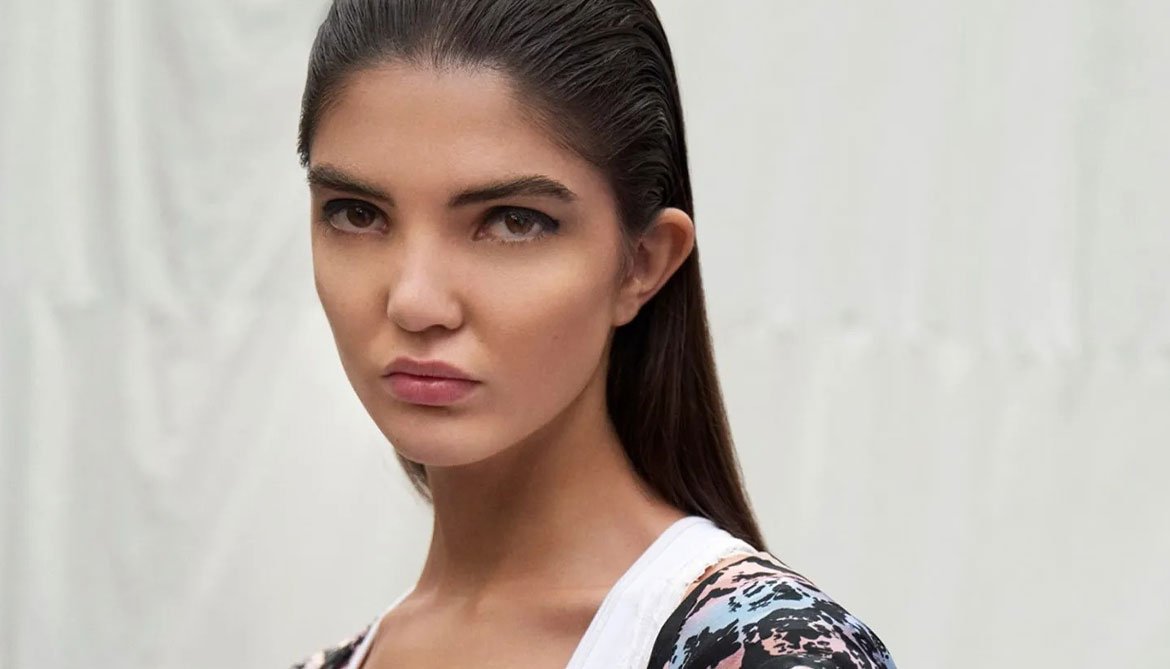 Cómo quitar el frizz y el encrespamiento en el pelo liso | L’Oréal Paris